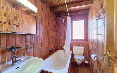 Haus Rollin: Wastafel In De Badkamer, Loodgieterswerkinrichting, Flooring, Muur, Badkamer, Verdieping, Hout, Interieur Ontwerp, Wastafel, Kraan