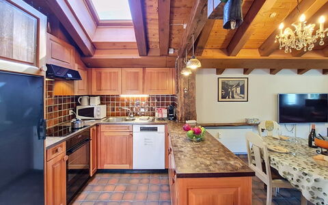 Haus Rollin: Countertop, Interieur Ontwerp, Keuken, Hout, Meubilair, Plafond, Flooring, Verdieping, Loodgieterswerkinrichting, Verlichting
