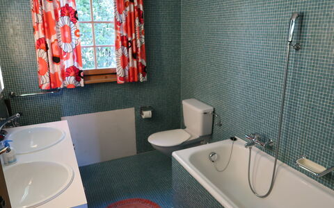Chistiala Dadens: Loodgieterswerkinrichting, Kraan, Bad, Eigendom, Wastafel In De Badkamer, Badkamer, Blauw, Product, Azure, Wastafel