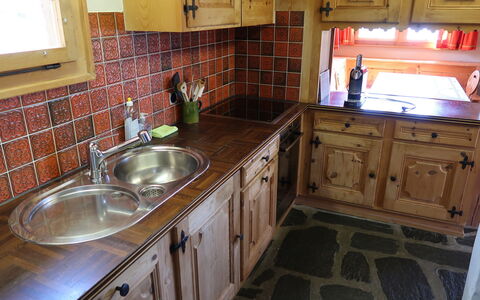 Chistiala Dadens: Bruin, Cabinetry, Gootsteen, Countertop, Meubilair, Eigendom, Kraan, Wastafel, Loodgieterswerkinrichting, Keuken