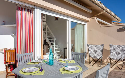Les Reflets: Tafel, Meubilair, Gebouw, Eigendom, Stoel, Azure, Hout, Venster, Schaduw, Verlichting