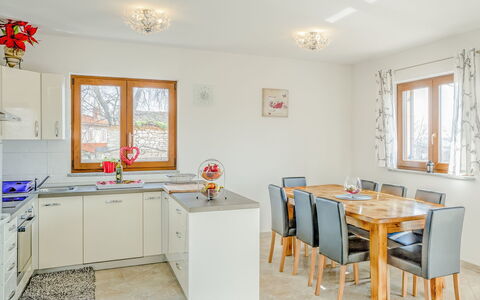 Poreč Tar 103: Kamer, Eigendom, Meubilair, Gebouw, Interieur Ontwerp, Geel, Verdieping, Keuken, Huis, Plafond