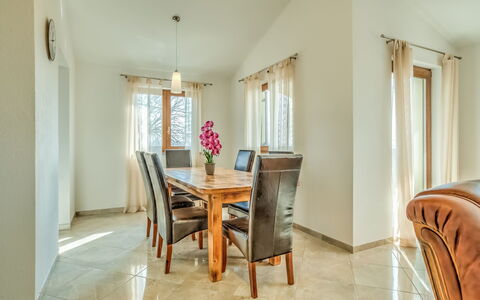 Poreč Tar 103: Kamer, Eigendom, Meubilair, Verdieping, Interieur Ontwerp, Gebouw, Eetkamer, Huis, Tafel, Geel