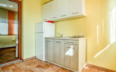 Ulika 103.3: Eigendom, Kamer, Verdieping, Meubilair, Geel, Huis, Keuken, Gebouw, Cabinetry, Interieur Ontwerp