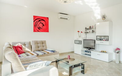 Ulika 103.1: Kamer, Interieur Ontwerp, Woonkamer, Meubilair, Eigendom, Tafel, Gebouw, Koffietafel, Huis, Muur