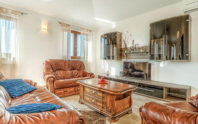 Ulika 103.2: Woonkamer, Meubilair, Kamer, Eigendom, Interieur Ontwerp, Onroerend Goed, Gebouw, Verdieping, Tafel, Huis