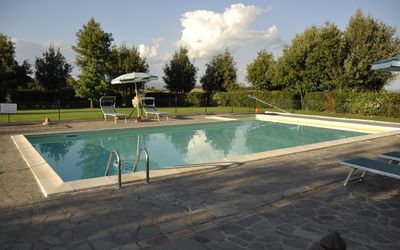 Buriano: Zwembad, Eigendom, Backyard, Vrije Tijd, Onroerend Goed, Reflecting Pool, Landscaping, Landgoed, Gras, Samengesteld Materiaal