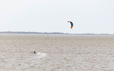 Gezeiten: Lucht, Water, Sportuitrusting, Sport, Horizon, Wind Wave, Recreatie