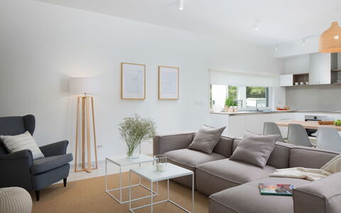 Santa Marina: Woonkamer, Meubilair, Kamer, Interieur Ontwerp, Eigendom, Koffietafel, Bankstel, Gebouw, Verdieping, Muur