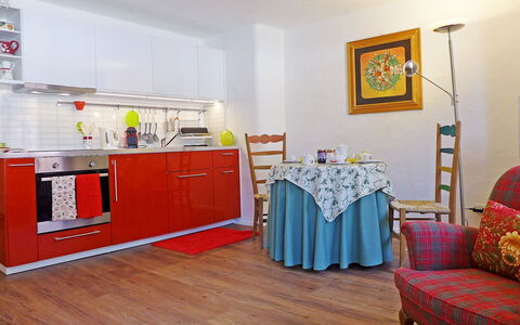 Chesa Rossa: Kamer, Meubilair, Verdieping, Eigendom, Interieur Ontwerp, Geel, Gebouw, Huis, Houten Vloer, Laminaatvloer