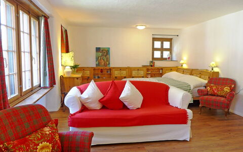 Chesa Rossa: Meubilair, Kamer, Eigendom, Interieur Ontwerp, Woonkamer, Slaapkamer, Verdieping, Gebouw, Bed, Hardwood