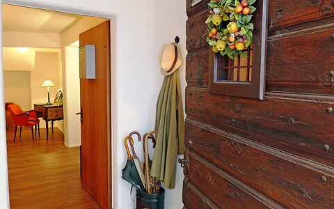 Chesa Rossa: Eigendom, Kamer, Hardwood, Verdieping, Huis, Hout, Houten Vloer, Interieur Ontwerp, Deur, Muur