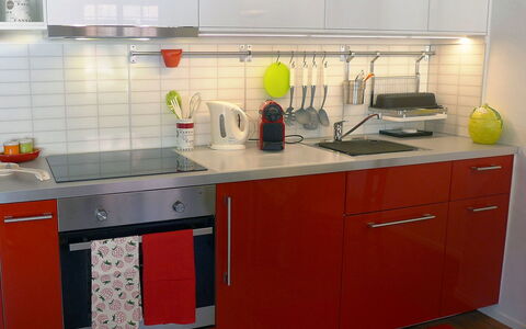 Chesa Rossa: Countertop, Keuken, Cabinetry, Kamer, Meubilair, Eigendom, Major Appliance, Fornuis, Interieur Ontwerp, Huishoudapparatuur