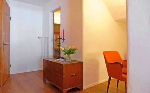 Chesa Rossa: Kamer, Verdieping, Meubilair, Eigendom, Interieur Ontwerp, Hardwood, Gebouw, Muur, Huis, Flooring