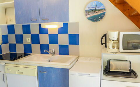 Plein Sud: Gootsteen, Kraan, Eigendom, Cabinetry, Meubilair, Wastafel, Wit, Countertop, Keuken, Loodgieterswerkinrichting