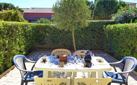 Plein Sud: Tafel, Fabriek, Meubilair, Eigendom, Stoel, Lucht, Buitentafel, Azure, Buitenmeubels, Boom