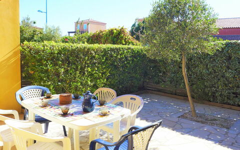 Plein Sud: Lucht, Fabriek, Tafel, Meubilair, Eigendom, Stoel, Azure, Buitenmeubels, Tableware, Buitentafel