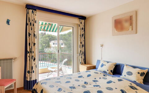 Boulouris Mimosa: Slaapkamer, Kamer, Eigendom, Meubilair, Bed, Laken, Interieur Ontwerp, Bed Frame, Gebouw, Muur