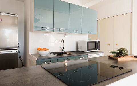 Carnac 270: Kamer, Meubilair, Interieur Ontwerp, Eigendom, Countertop, Keuken, Cabinetry, Plafond, Gebouw, Huis