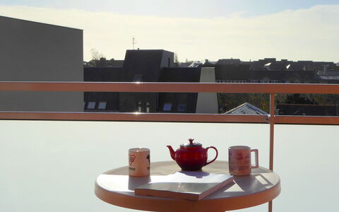 Les Allées du Port: Lucht, Eigendom, Meubilair, Tafel, Gebouw, Buitenmeubels, Wolk, Buitentafel, Voedsel, Interieur Ontwerp