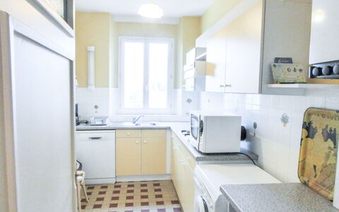Beauchesne: Countertop, Cabinetry, Gootsteen, Wastafel, Eigendom, Meubilair, Kraan, Keuken, Gebouw, Fornuis