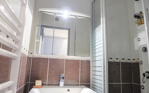 Les Jardins du Vidourle: Badkamer, Eigendom, Kamer, Tegel, Interieur Ontwerp, Huis, Kraan, Loodgieterswerkinrichting, Bad, Gebouw
