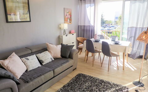 Les Jardins du Vidourle: Woonkamer, Meubilair, Eigendom, Kamer, Interieur Ontwerp, Bankstel, Verdieping, Koffietafel, Geel, Gebouw