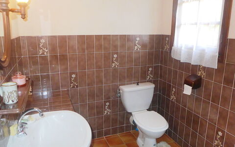 Villa Micheline: Badkamer, Eigendom, Kamer, Tegel, Verdieping, Muur, Loodgieterswerkinrichting, Onroerend Goed, Wc Bril, Toilet