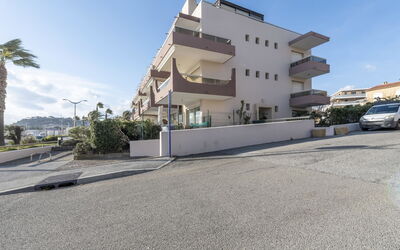 Cavalaire 264: Lucht, Gebouw, Eigendom, Wolk, Fabriek, Weg Oppervlak, Asfalt, Huis, Boom, Woongebied