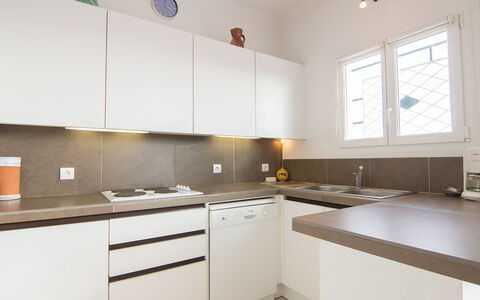 Cavalaire 505: Countertop, Eigendom, Kamer, Keuken, Cabinetry, Meubilair, Interieur Ontwerp, Gebouw, Geel, Huis