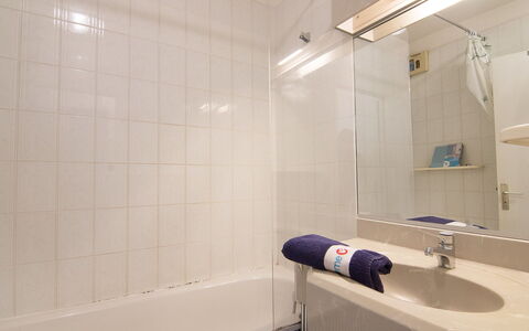 Cavalaire 651: Badkamer, Tegel, Eigendom, Kamer, Muur, Interieur Ontwerp, Architectuur, Verdieping, Materiële Goederen, Loodgieterswerkinrichting