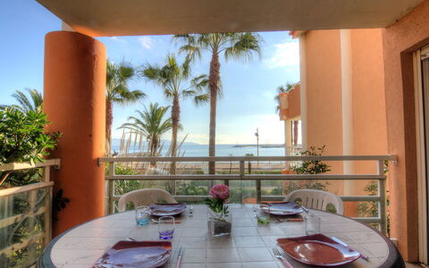 Cavalaire 651: Eigendom, Kamer, Gebouw, Onroerend Goed, Huis, Interieur Ontwerp, Architectuur, Tafel, Meubilair, Balkon