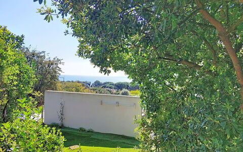 Villa Chantoiseau: Blauw, Dag, Blad, Groen, Afdeling, Vegetation, Struik, Land Lot, Tuin, Schaduw