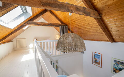 Hoche: Hout, Gebouw, Huis, Venster, Interieur Ontwerp, Zolder, Straal, Verdieping, Flooring, Onroerend Goed