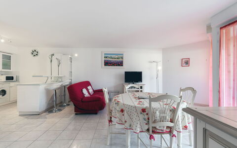 Côté Port: Tafel, Meubilair, Gebouw, Fotolijst, Stoel, Hout, Woonkamer, Verdieping, Flooring