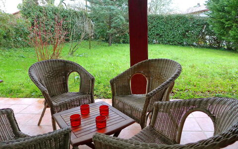 Eki Alde: Wicker, Meubilair, Eigendom, Stoel, Tafel, Gras, Boom, Buitenmeubels, Huis, Kamer