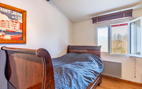 Eki Alde: Slaapkamer, Bed, Hout, Laken, Bedding, Meubilair, Interieur Ontwerp, Flooring, Verdieping, Kamer