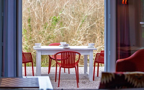 Eki Alde: Meubilair, Rood, Stoel, Interieur Ontwerp, Tafel, Keuken En Eettafel, Eetkamer, Buitentafel, Koffietafel, Buitenmeubels