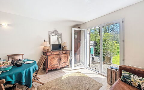 Ploemel 100: Appartement, Toevlucht, Stoel, Schaduw, Balkon, Keuken En Eettafel, Restaurant, Eco Hotel, Hotel
