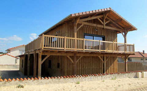 Les Mouettes: Lucht, Gebouw, Venster, Hout, Huis, Verblijf, Wolk, Siding, Facade, Dak