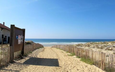 Les Mouettes: Blauw, Lucht, Zee, Strand, Kust, Eigendom, Zand, Natuurlijke Omgeving, Kust, Azure