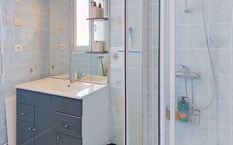 Patguyflor: Badkamer, Wastafel In De Badkamer, Loodgieterswerkinrichting, Flooring, Wastafel, Interieur Ontwerp, Verdieping, Kraan, Badkamerkast, Loodgieter