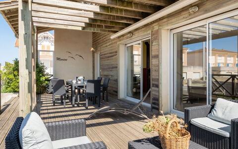 Villa Marine: Water, Fabriek, Gebouw, Dag, Eigendom, Lucht, Zwembad, Azure, Boom, Zwemwater