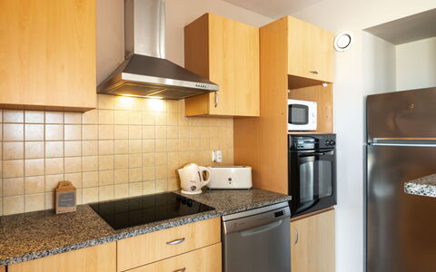 Mimizan 319: Cabinetry, Eigendom, Countertop, Toestel Van De Keuken, Gebouw, Fornuis, Keuken, Huishoudapparatuur, Hout, Interieur Ontwerp