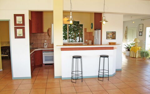 Les Pinasses: Kamer, Eigendom, Verdieping, Meubilair, Gebouw, Keuken, Interieur Ontwerp, Huis, Countertop, Onroerend Goed