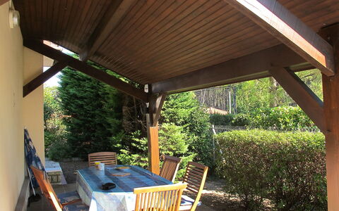 Tourterelles: Eigendom, Schaduw, Dak, Backyard, Kamer, Veranda, Patio, Huis, Pergola, Outdoor Structuur