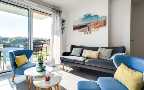 Le Domaine de Fort Neuf: Woonkamer, Kamer, Meubilair, Eigendom, Interieur Ontwerp, Blauw, Koffietafel, Gebouw, Tafel, Onroerend Goed