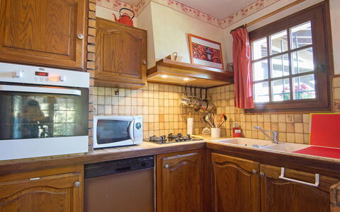 Faisans: Countertop, Cabinetry, Eigendom, Toestel Van De Keuken, Venster, Hout, Keuken, Huishoudapparatuur, Fornuis, Interieur Ontwerp