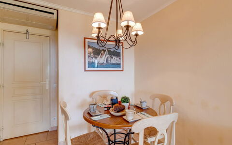 Les Issambres 125: Eetkamer, Kamer, Eigendom, Plafond, Kroonluchter, Interieur Ontwerp, Meubilair, Tafel, Verlichting, Lichte Inrichting