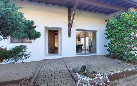 Bernadon: Muur, Deur, Huis, Huis, Woongebied, Home Deur, Tuin, Binnenplaats, Beton